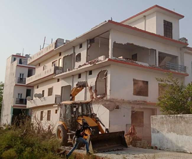 मनीष गुप्ता हत्याकांड के मुख्य आरोपी के घर पर चला 'बाबा का बुलडोजर', ढहाया गया तीन मंजिला मकान
