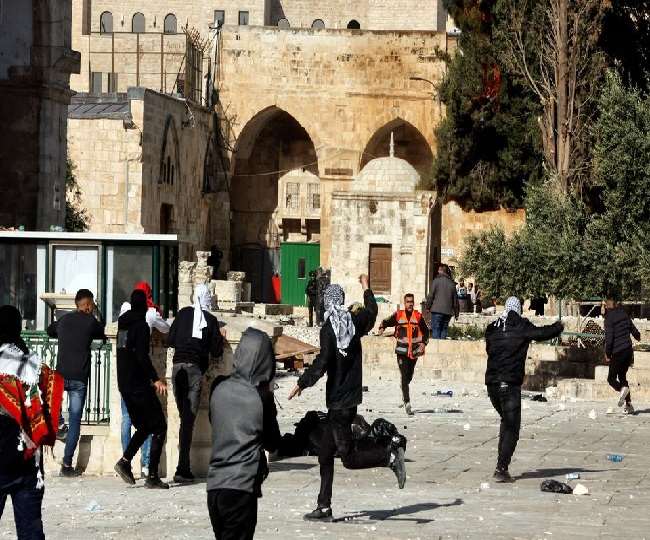 पथराव के बाद यरुशलम में धर्म स्थल के परिसर में घुसी इजराइली पुलिस