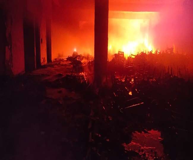 नोएडा के सेक्टर-41 में लगी आग, अगाहपुर की झुग्गियों में मची तबाही, थम नहीं रहे लोगों के आंसू