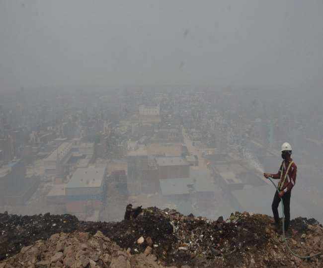 भलस्वा लैंडफिल साइट पर आग; उत्तर दिल्ली नगर निगम पर 50 लाख रुपये का ठोंका जुर्माना