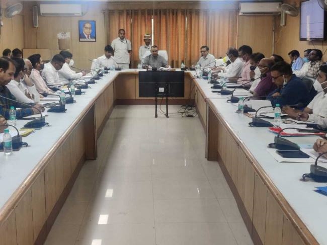 राज्य मंत्री अजीत सिंह पाल ने जिले के विभिन्न विभाग के अधिकारियों के साथ कलेक्ट्रेट सभागार में समीक्षा बैठक की