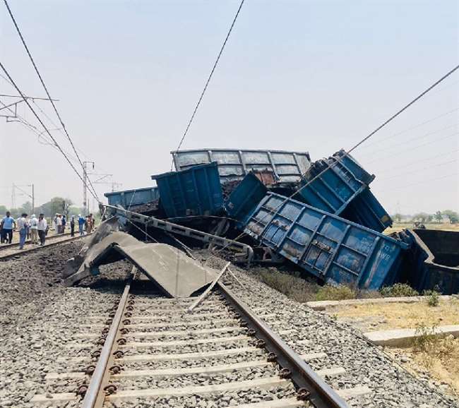 इटावा में कोयले से लदी मालगाड़ी पलटी, रेल रुट पर आवागमन पूरी तरह से ठप्प