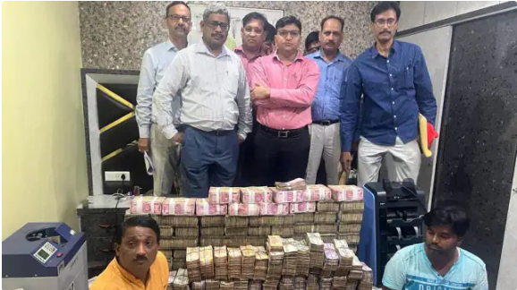 काली कमाई का धनकुबेर निकला हमीरपुर का गुटखा व्यवसायी, नोटों से भरे तीन बक्से साथ ले गई GST की टीम