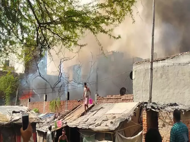 नोएडा के सेक्टर-41 में लगी आग, अगाहपुर की झुग्गियों में मची तबाही, थम नहीं रहे लोगों के आंसू