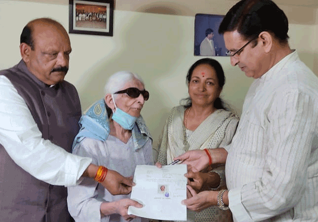बुजुर्ग महिला ने अपनी संपत्ति की कांग्रेस नेता राहुल गांधी के नाम, कांग्रेस विधायक को सौंपे दस्तावेज