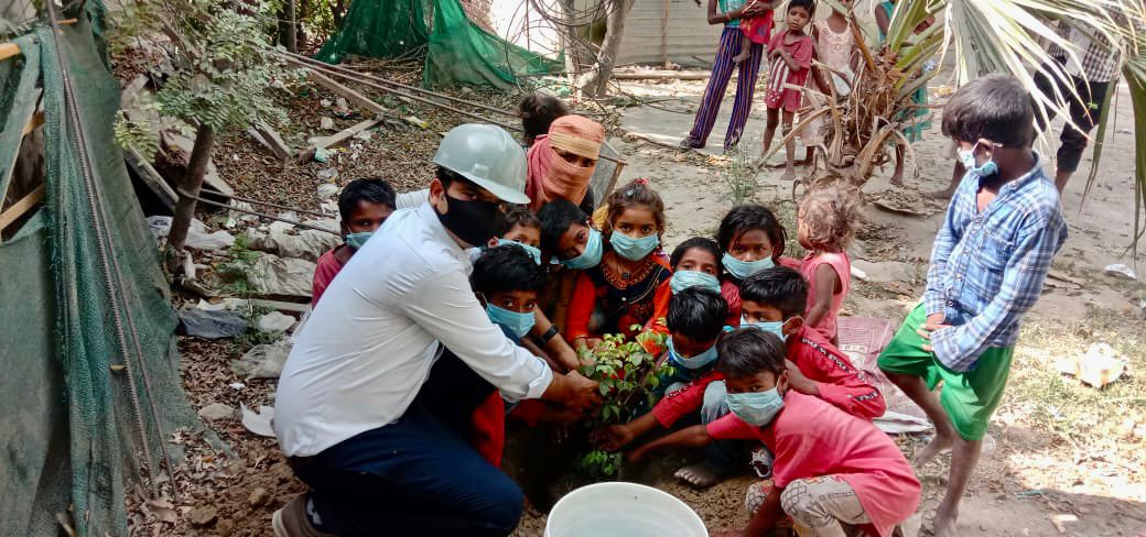 सामाजिक संस्था ईएमसीटी सदस्यों ने मज़दूरों के बच्चों के साथ पर्यावरण के प्रति जागरूकता के पृथ्वी दिवस मनाया।