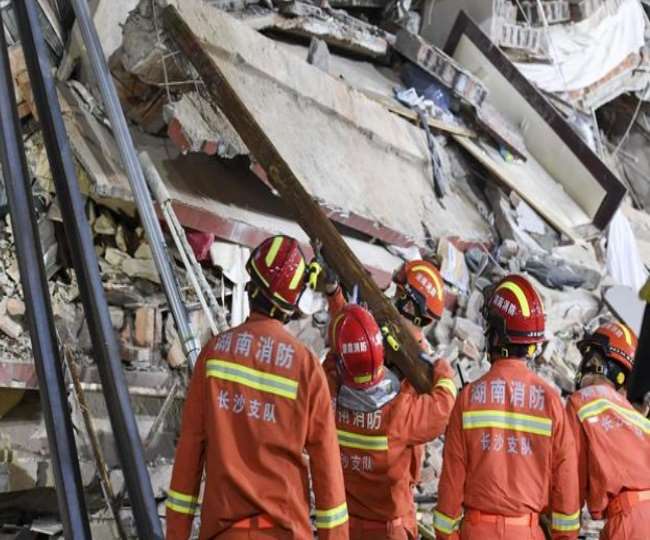 चीन में इमारत गिरने से 53 की मौत, बचाव दल ने 10 लोगों को बचाया