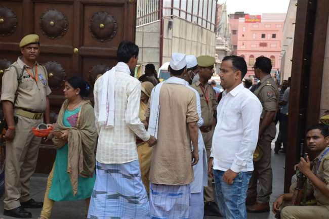 बच्चों पर तमंचा तानकर बदमाशों ने कपड़ा विक्रेता के घर में की लूटपाट