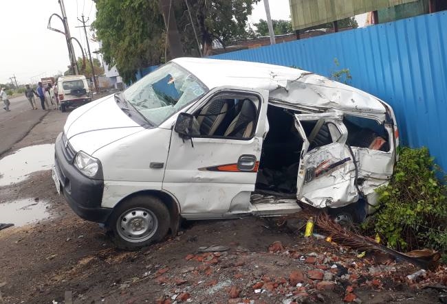 दादरी क्षेत्र में रोडवेज बस ने इको कार को मारी टक्कर, मां-बेटी की मौत, छह लोग घायल