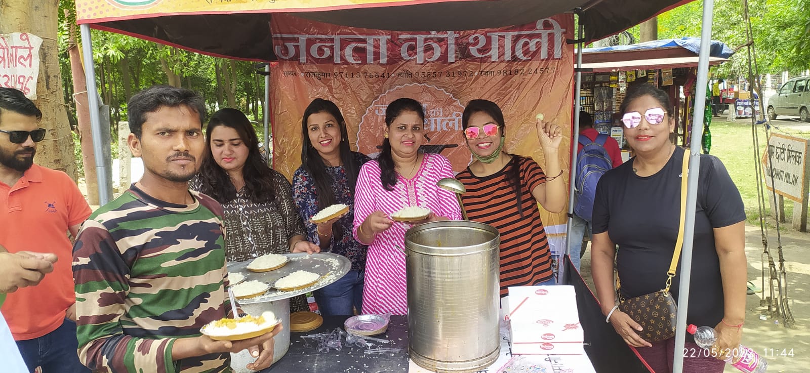 212 लोगों ने जनता की थाली के राजमा चावल और रसगुल्ले खाए