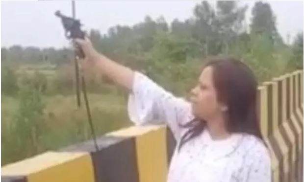 Sultanpur की 'रिवाल्वर रानी' ग्राम पंचायत सेक्रेटरी का फायरिंग करते Video Viral, दी अजीब सफाई