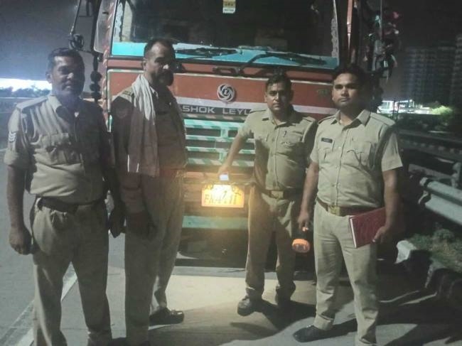 लाखों रुपए के सामान से लदा ट्रक छोड़ भागे बदमाश: पुलिसकर्मियों की बहादुरी के चलते ईस्टर्न पेरीफेरल एक्सप्रेसवे पर ट्रक छोड़ हुए फरार