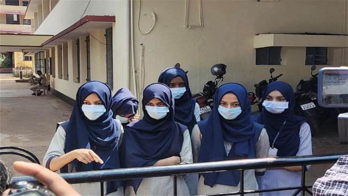 कर्नाटक में वॉर्निंग के बावजूद हिजाब पहनकर कॉलेज पहुंची 6 छात्राएं सस्पेंड, 12 वापस भेजी गईं