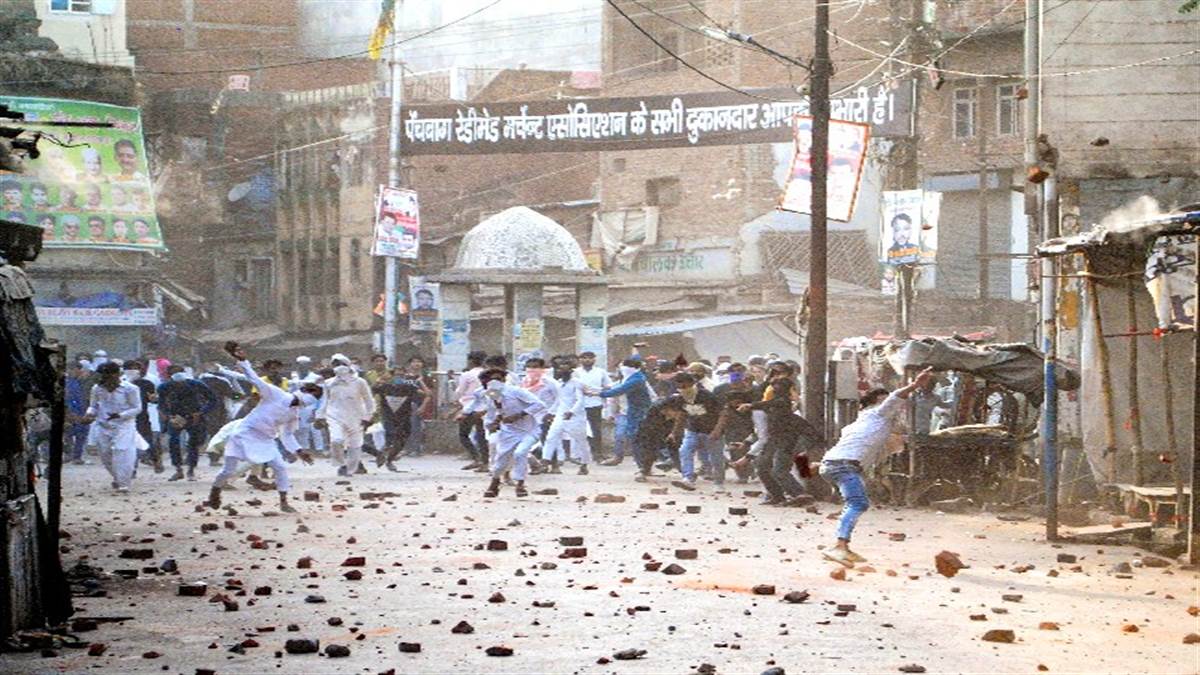 कानपुर उपद्रव तथा हिंसा के मामले में पत्थरबाजों के पोस्टर जारी, पुलिस करेगी कड़ी कार्रवाई