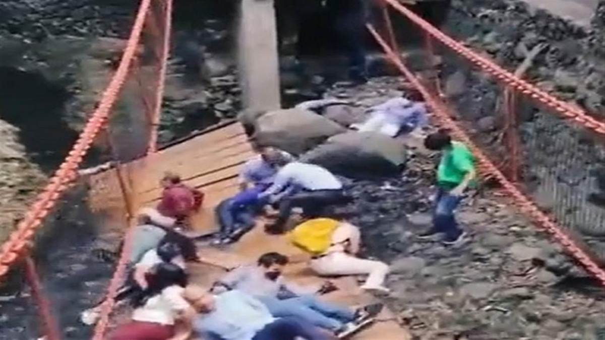 मैक्सिको में उद्घाटन के दौरान टूटा पुल, पत्नी समेत नाले में गिरे मेयर