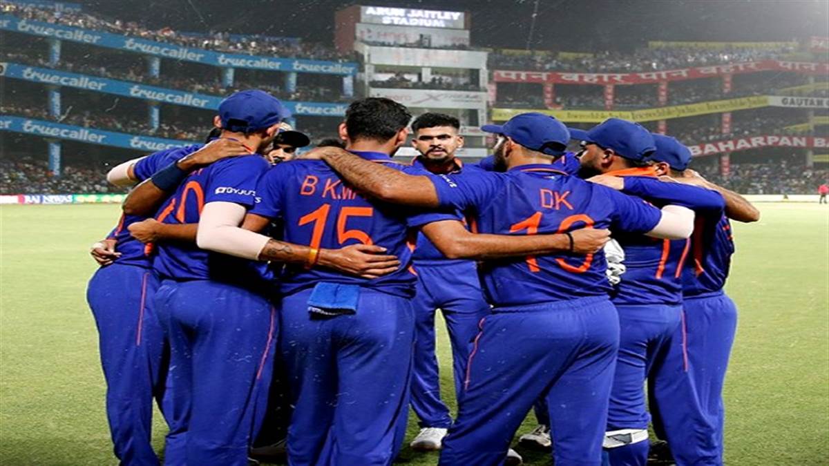 कटक में टीम इंडिया का जोरदार स्वागत, खिलाड़ियों को देखने बड़ी संख्या में पहुंचे फैंस