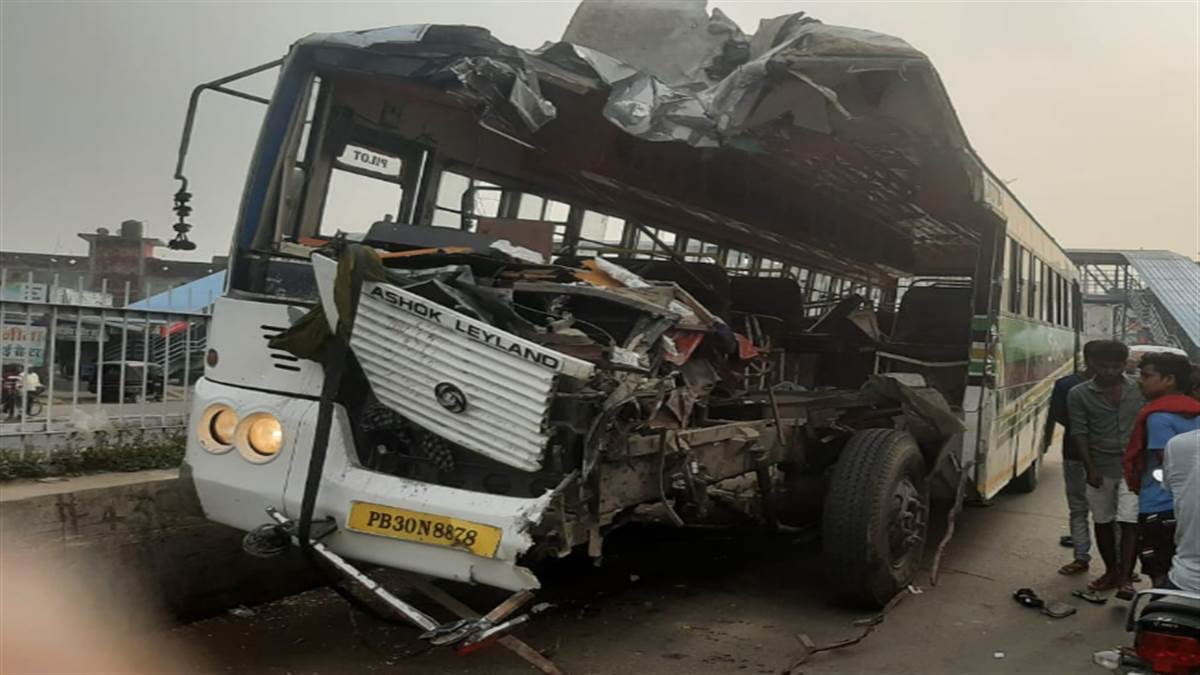 कुशीनगर: बिहार के मधेपुरा से पंजाब जा रही बस की ट्रक से टक्कर, 4 की मौत, 29 घायल