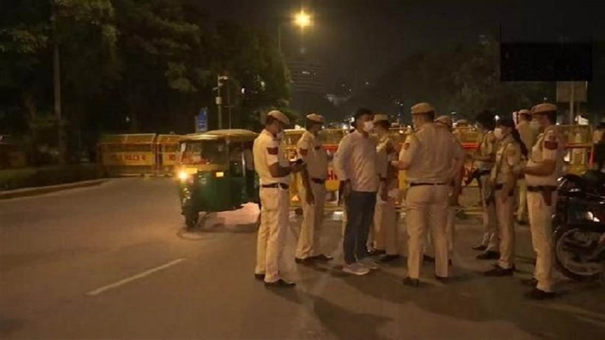 लूट और डकैती जैसी वारदातों को अंजाम देने वाले 2 बदमाशों को दिल्ली पुलिस ने किया गिरफ्तार