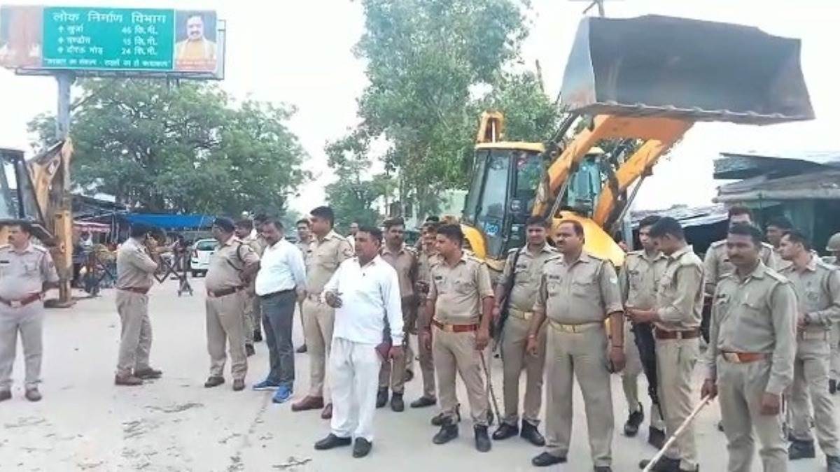 अग्निपथ योजना के विरोध में बंद अलीगढ़ में रहा बेअसर, पुलिस रही अलर्ट, बुलडोजर संग निकाला फ्लैगमार्च