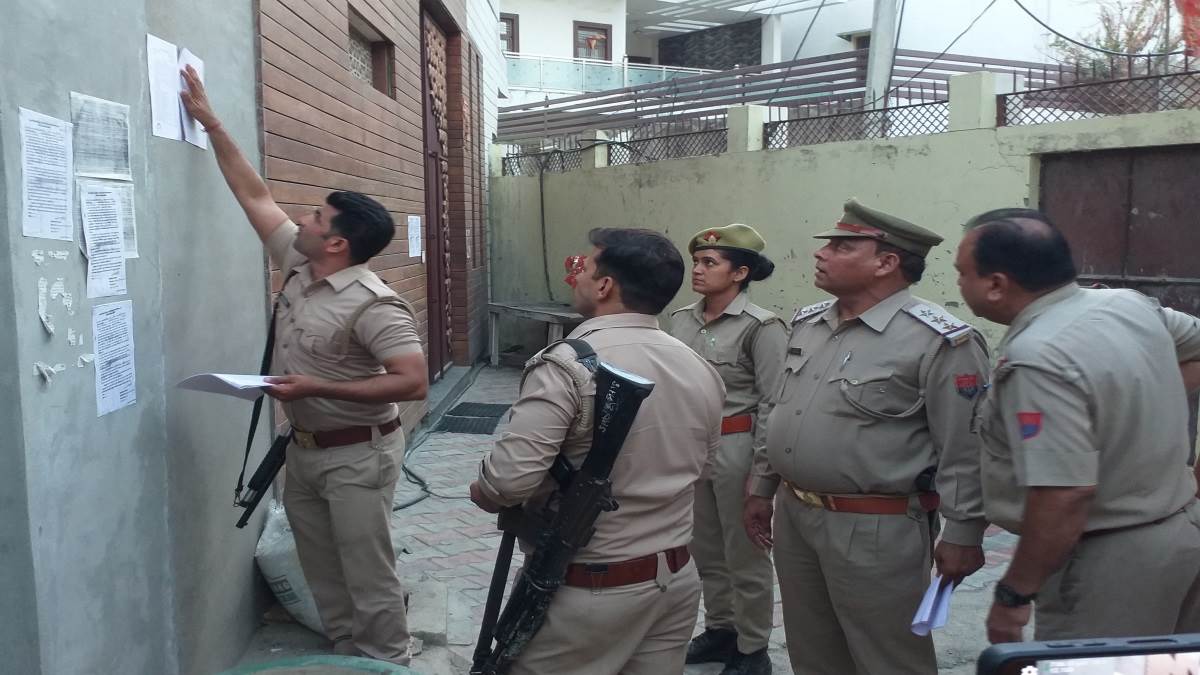 सपा के पूर्व विधायक और उनके भाई की 29 करोड़ रुपये की संपत्ति होगी कुर्क, पुलिस ने चस्पा किया नोटिस