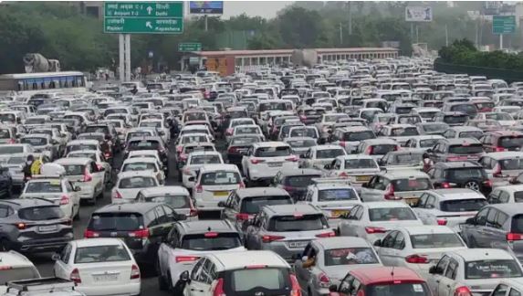 नोएडा-दिल्ली बॉर्डर पर भीषण जाम, दिल्ली पुलिस भारत बंद के चलते कर रही है वाहनों की चेकिंग