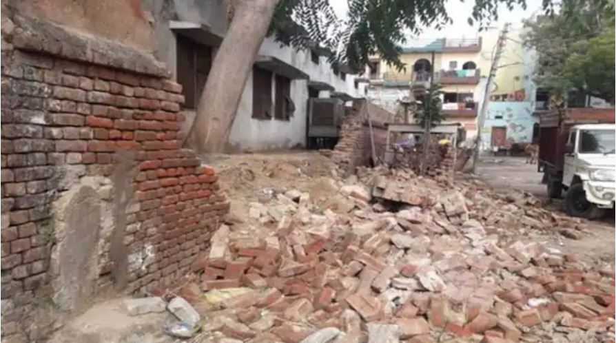 गोरखपुर में गिराई गई मंदिर की दीवार, पूरे गांव में पीएसी तैनात, चौकी प्रभारी व दो सिपाही लाइन हाजिर