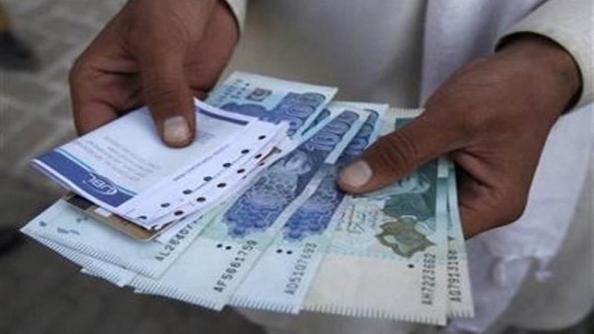 कर्ज के बोझ से दबा पाकिस्तान, 235 फीसदी बढ़ा दिए गैस के दाम, पढ़िए पूरी डिटेल