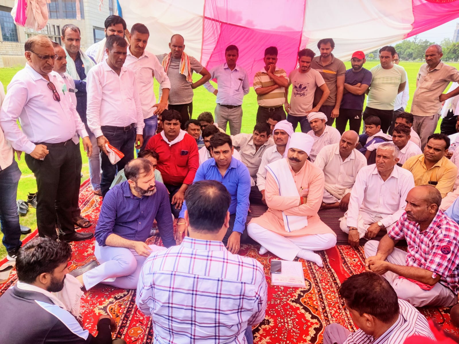 इलेक्ट्रिशियन कर्मचारियों के धरने को करप्शन फ्री इंडिया संगठन का समर्थन।