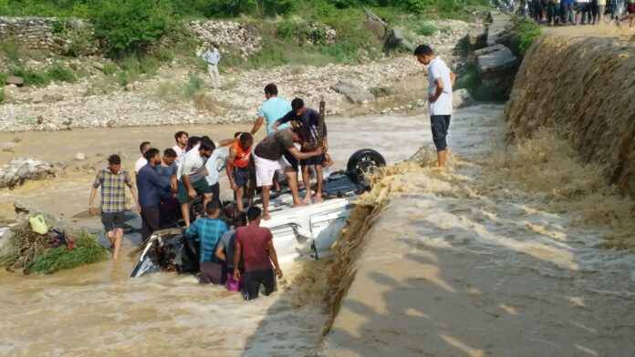 रामनगर में बड़ा हादसा, नदी के तेज बहाव में बही पंजाब के पर्यटकों की कार, 9 की मौत