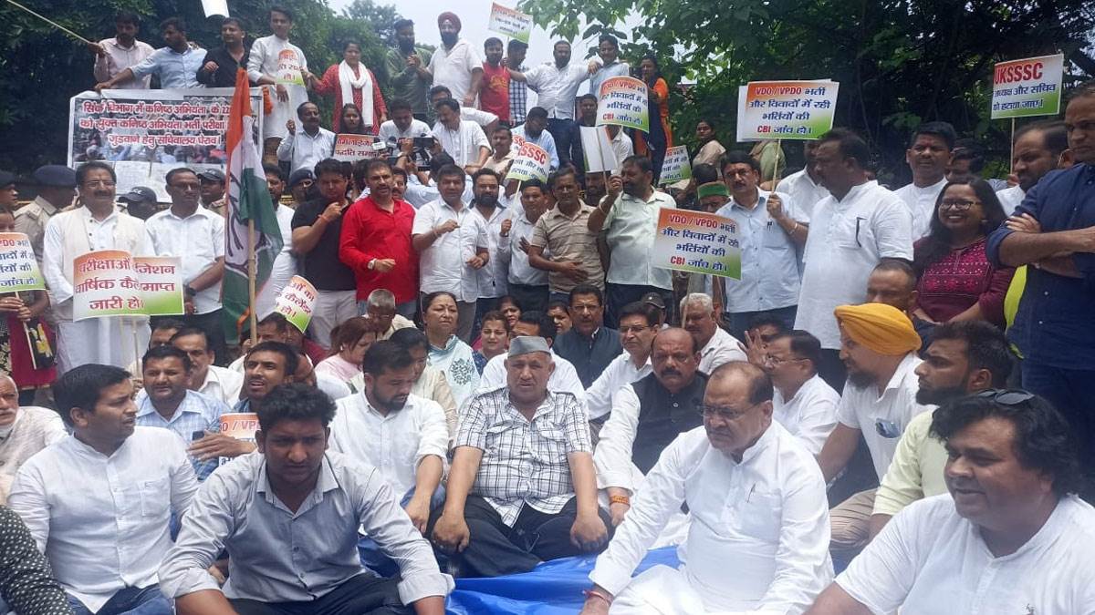 देहरादून में कांग्रेस कार्यकर्ताओं ने किया सचिवालय कूच, लगाया भर्तियों में गड़बड़ियों का आरोप