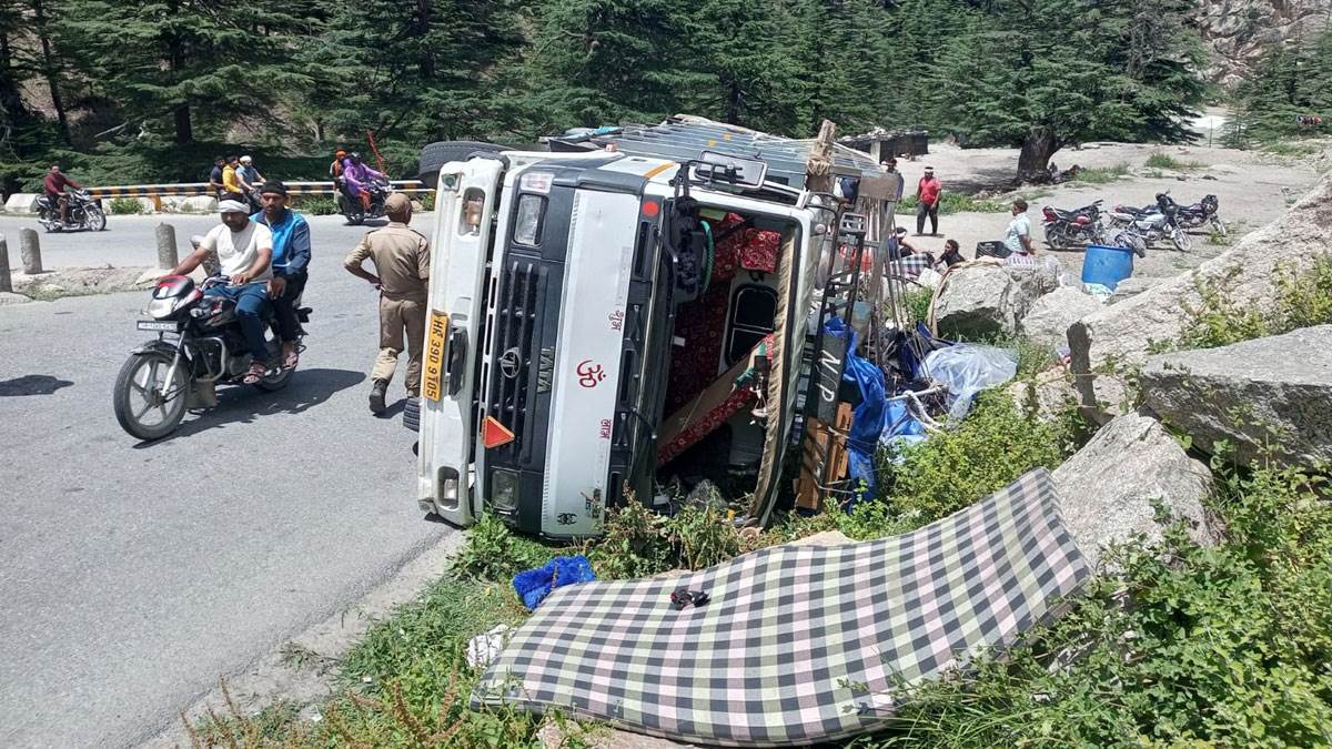 गंगोत्री हाईवे पर पलटा 15 कांवड़ियों से भरा ट्रक, मौके पर पहुंची पुलिस फोर्स ने सुरक्षित निकाला