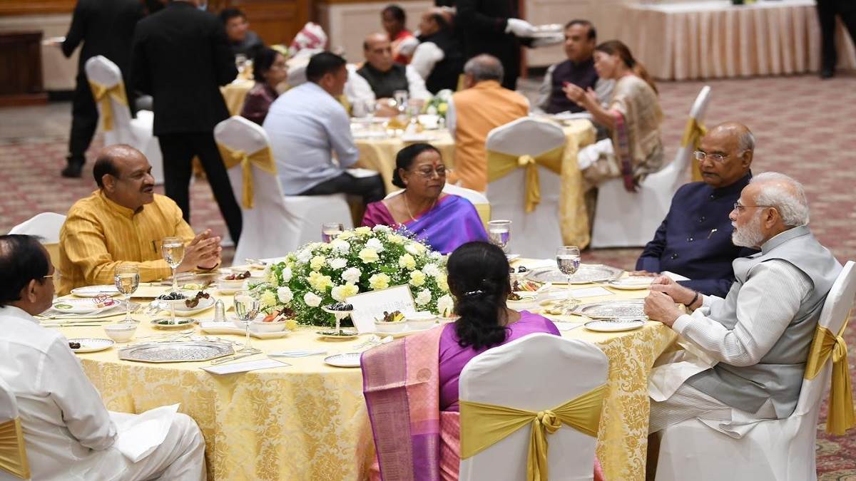 प्रधानमंत्री मोदी ने निवर्तमान राष्ट्रपति रामनाथ कोविंद के लिए रात्रिभोज की मेजबानी की