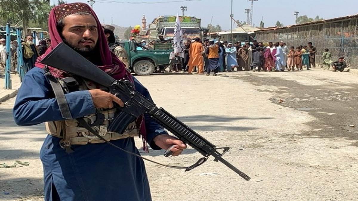 तालिबानियों की क्रूरता बरकरार; युवक की गोली मारकर की हत्या, फिर बाजार में लटका दिया शव