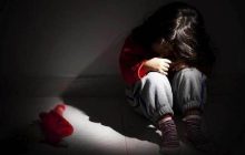 11 साल की लड़की को घर से खींचकर लाए बाहर, जबरदस्ती भर दिया मांग में सिंदूर