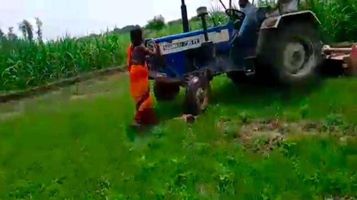 खेत की जुताई रुकवाने को महिला ने ट्रैक्टर की आगे फेंकी दुधमुंही बच्ची