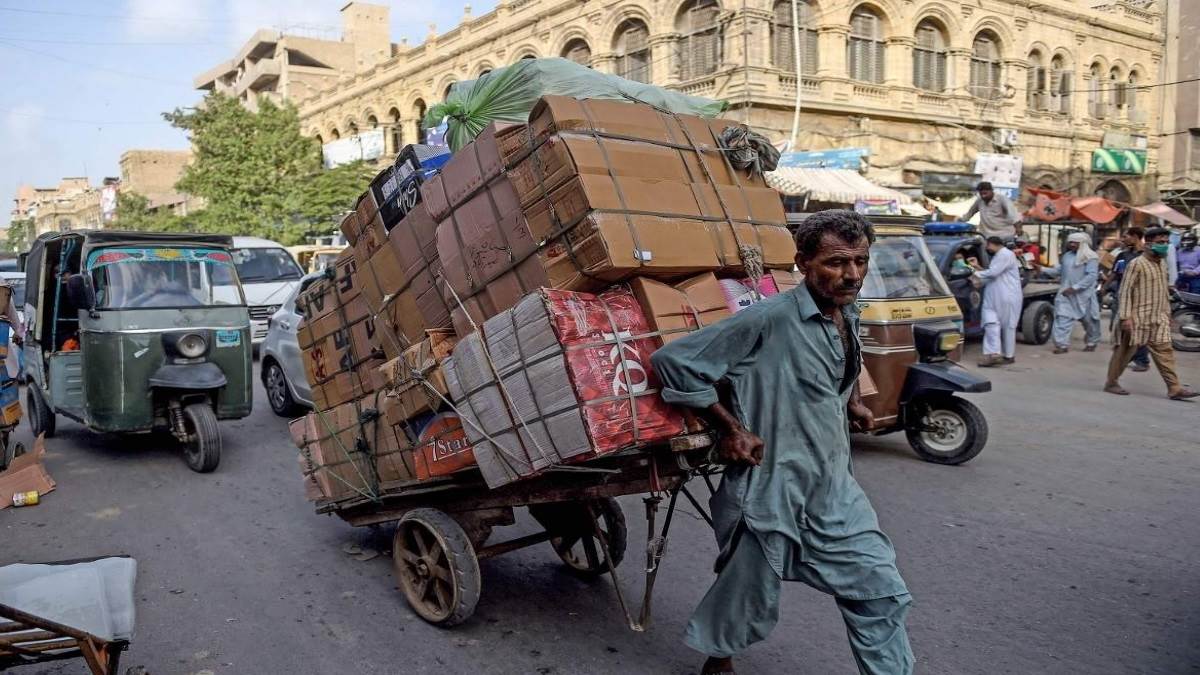 दिवालिया होने की कगार पर  पाकिस्तान, सरकार ने आम जनता पर डाला 30 अरब रुपए टैक्स का बोझ