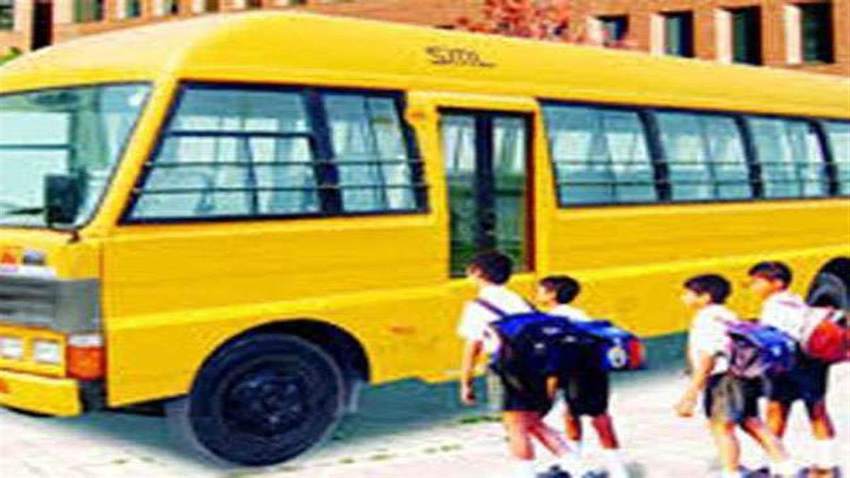 स्कूल बस ने फाटक तोड़ा, बाल-बाल बचे 40 बच्चे, चंद सेकेंड बाद निकली ट्रेन, ड्राइवर गिरफ्तार