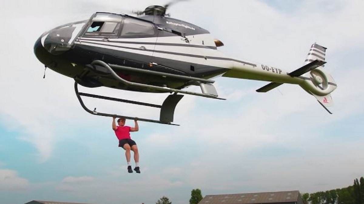 YouTuber ने हेलीकॉप्टर से लटककर किया खतरनाक स्टंट, हवा में किए Pull-Ups, बनाया रिकॉर्ड