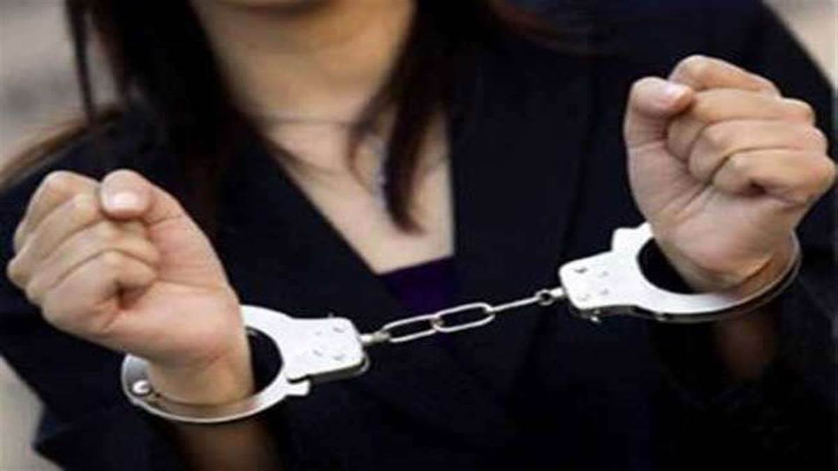 दिल्ली हवाई अड्डे पर 25 लाख रुपये मूल्य के डॉलर के साथ एक महिला गिरफ्तार