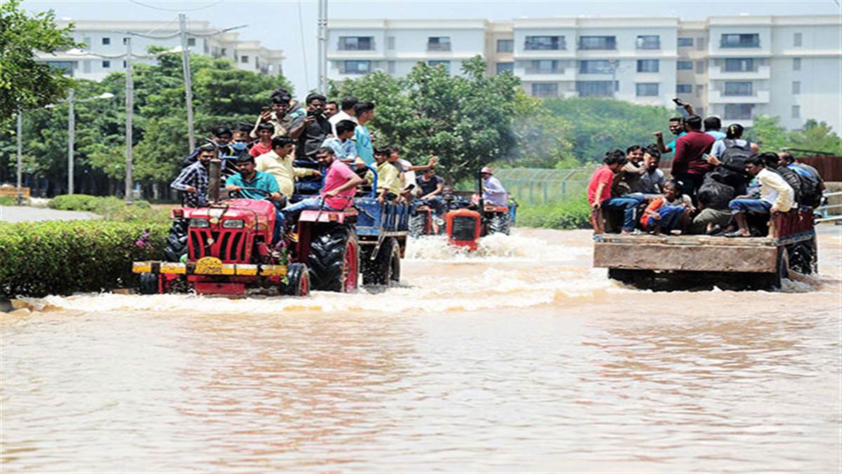 बारिश और जलजमाव की तस्वीरें हुईं वायरल, बेंगलुरु में IT मंत्री ने बुलाई कंपनियों की बैठक
