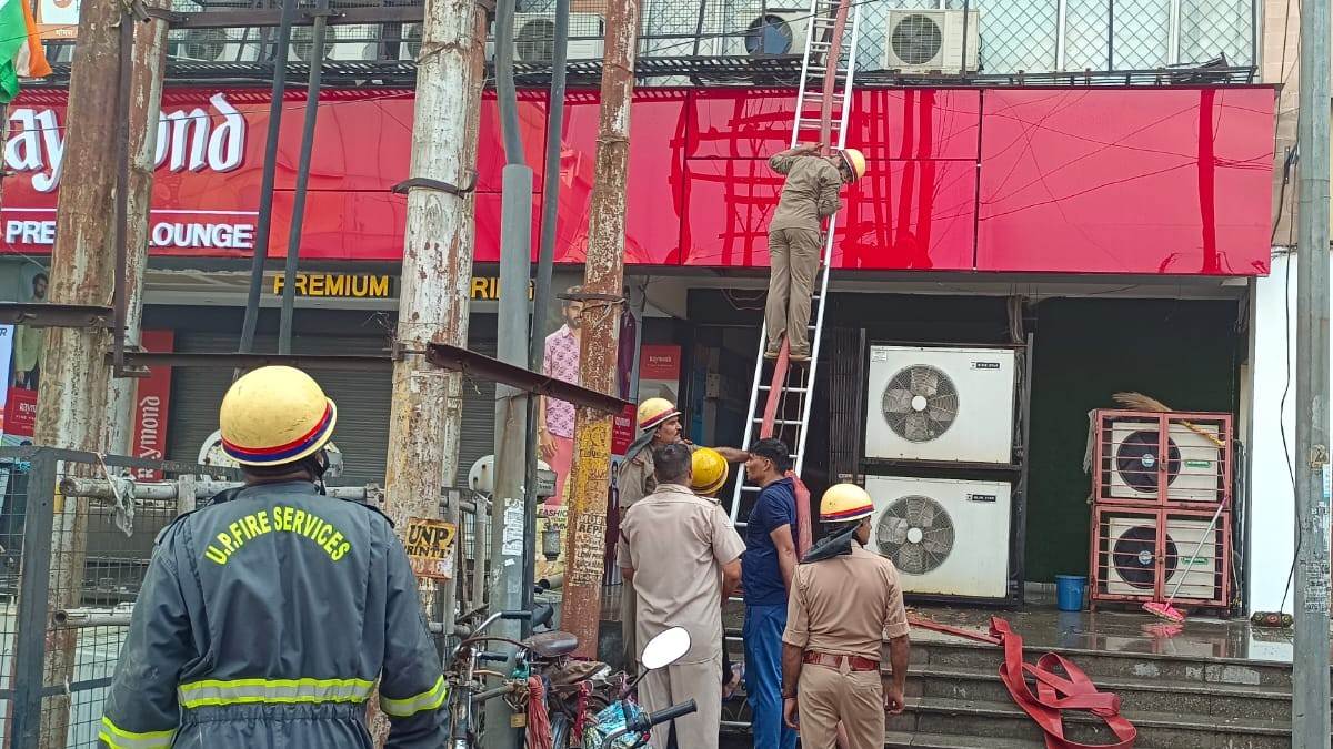 नोएडा के सेक्टर-18 में फाइनेंस कंपनी की बिल्डिंग में लगी आग, 10 लोगों को सुरक्षित निकाला गया बाहर