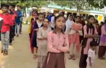 सरकारी स्कूल में प्रार्थना का वीडियो वायरल, ग्रामीणों ने आपत्ति जता की शिकायत, बीएसए करेंगी जांच