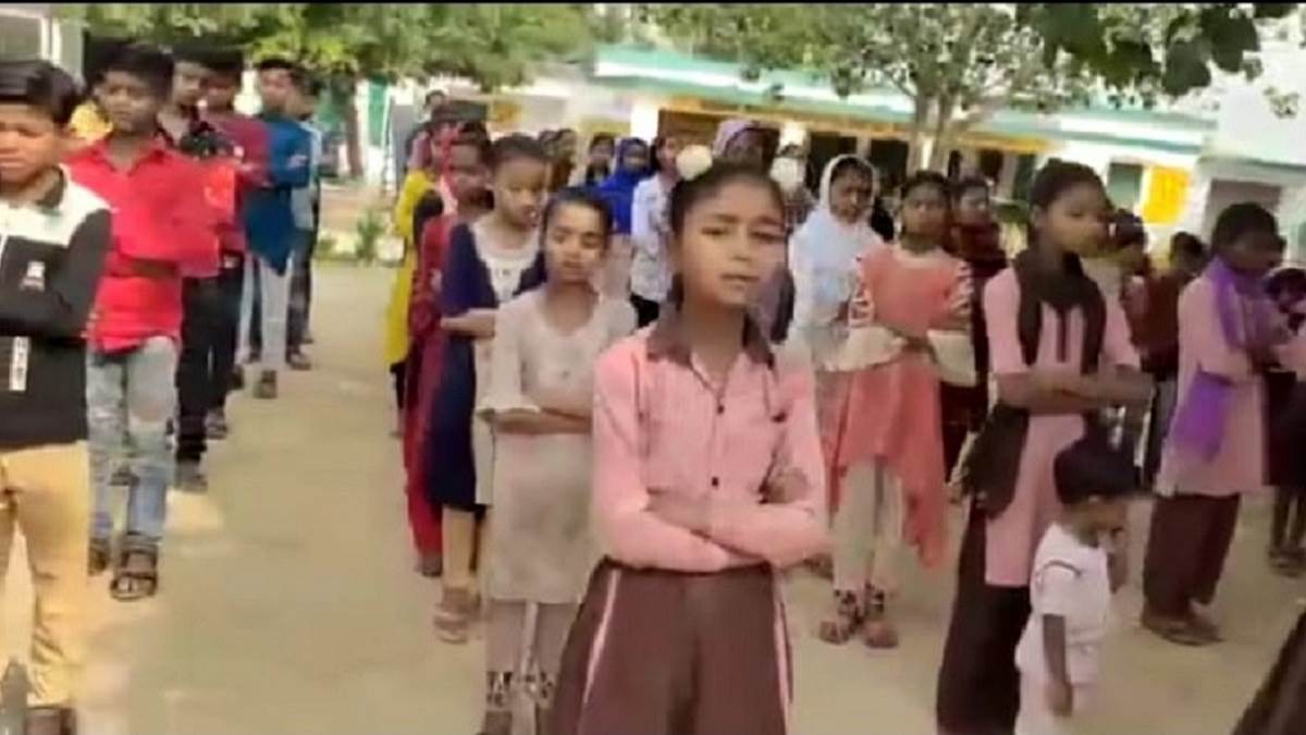 सरकारी स्कूल में प्रार्थना का वीडियो वायरल, ग्रामीणों ने आपत्ति जता की शिकायत, बीएसए करेंगी जांच