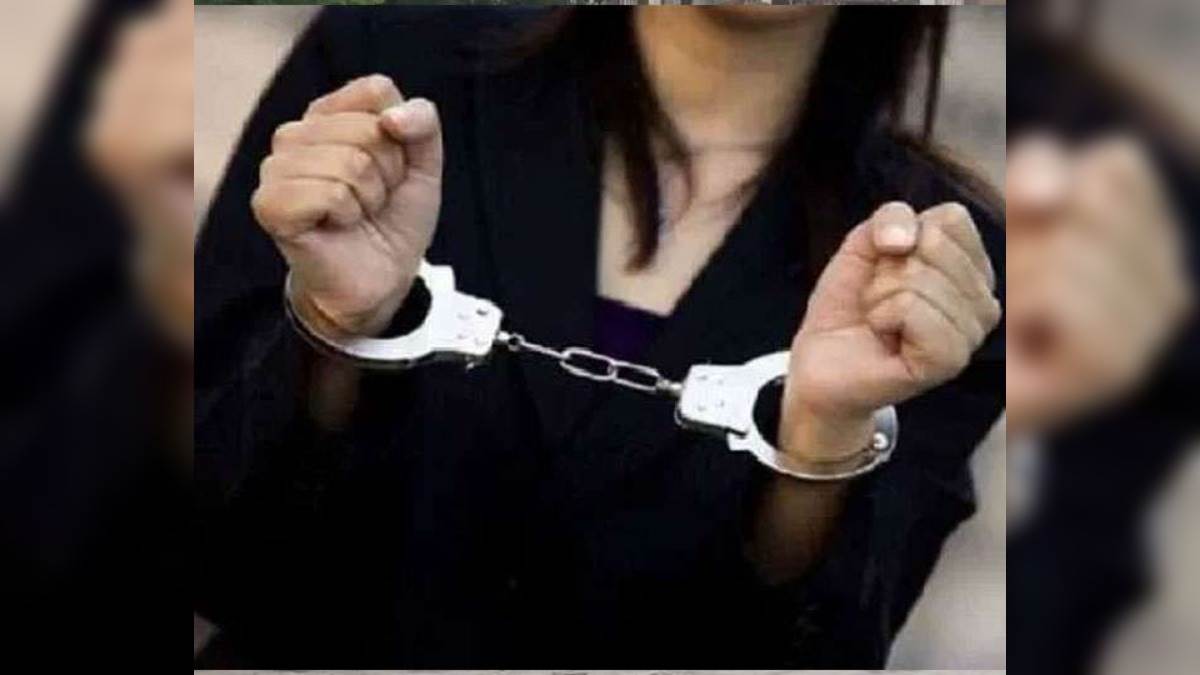 पूर्व खनन मंत्री गायत्री प्रजापति पर रेप का आरोप लगाने वाली महिला गिरफ्तार, रंगदारी मांगने का है आरोप