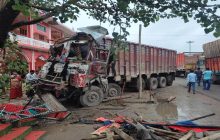 यूपी के सुल्तानपुर में तेज रफ्तार का कहर, अनियंत्रित होकर चाय की दुकान पर पलटा ट्रक, तीन की मौत कई घायल