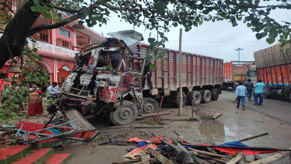 यूपी के सुल्तानपुर में तेज रफ्तार का कहर, अनियंत्रित होकर चाय की दुकान पर पलटा ट्रक, तीन की मौत कई घायल