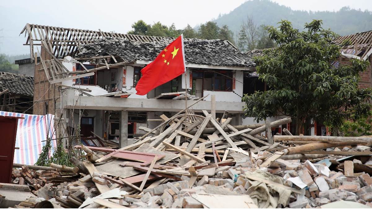 चीन में भूकंप के बाद पहाड़ों में फंस गया शख्स, 17 दिन बाद किया गया रेस्क्यू