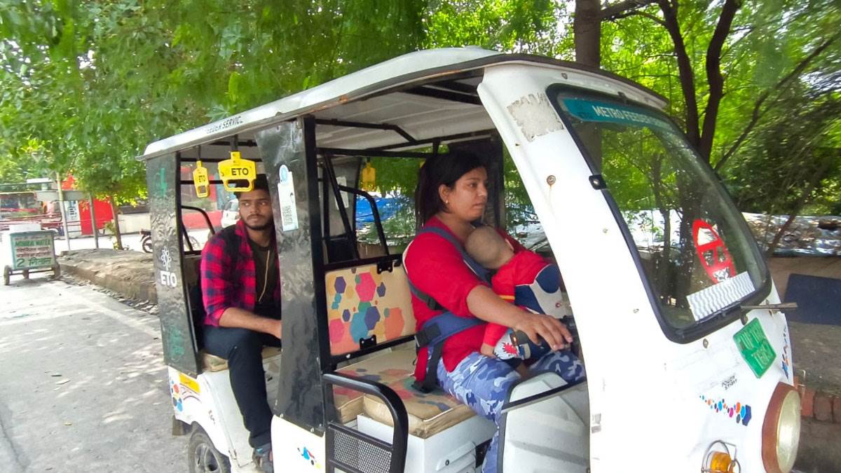बच्चे को कंधे से बांधकर ई-रिक्शा चलाती है ये महिला, लोगों को मोटिवेट कर रही कहानी