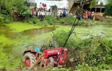 इटौंजा में बड़ा हादसा, मुंडन कराने जा रहे लोग ट्राली सहित तालाब में डूबे, अब तक 10 की मौत