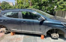 नोएडा में चोरों का गज़ब कारनामा कार को ईंटों पर खड़ी कर चारों टायर खोल ले गए